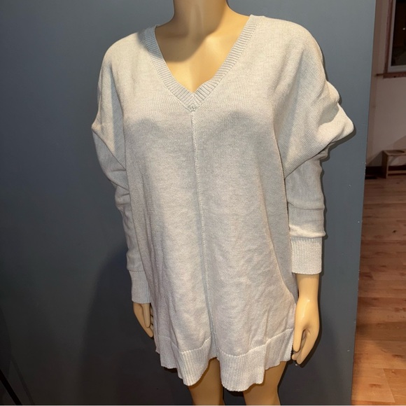 Tahari Sweaters - Tahari Light Gray Knit Sweater